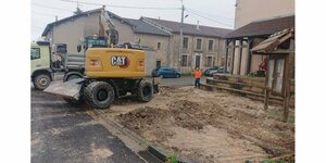 La place centrale du village enfin en travaux